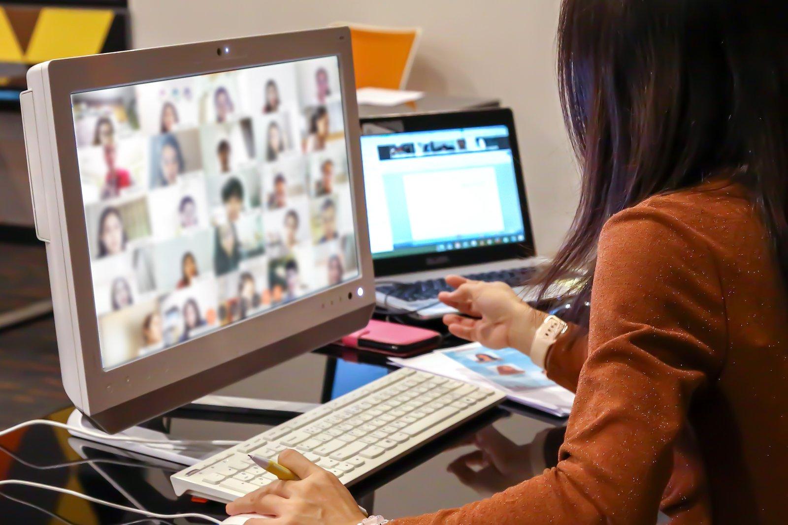 女教师使用笔记本电脑对学生进行在线教学或在线电子学习或会议与webex或缩放程序应用程序.